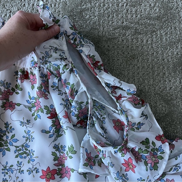 NWT Women's Max Studio Cold Shoulder Floral Top size Small in Ivory - Picture 3 of 10